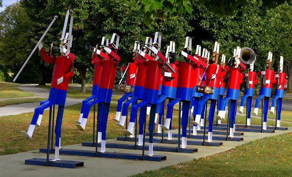 patriotic band statues